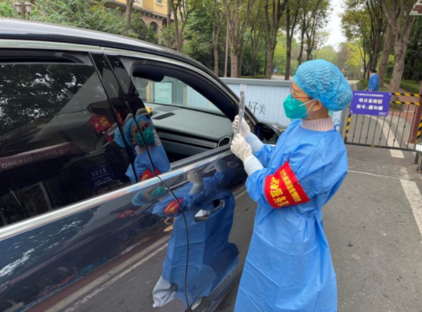 重庆城投建设公司党员向蓉参与小区出入口“两码”查验及防疫宣传引导工作。重庆城投建设公司供图