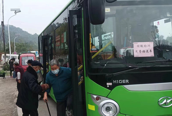 北碚區天府鎮核酸檢測免費接送車輛。受訪者供圖