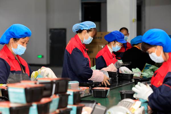 清爽（重庆）食品有限公司生产车间，工人在包装预制菜。向成国摄