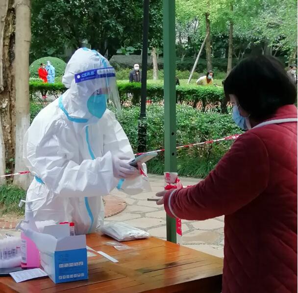 江莉协助医护人员开展核酸检测信息录入。重庆机电集团供图