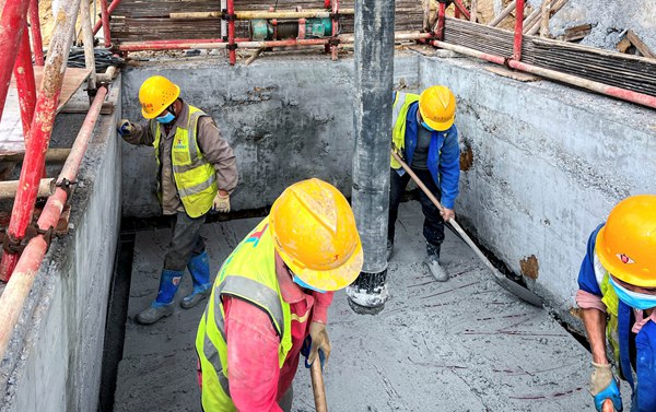 项目工人正对道路附属结构浇筑抗滑桩护壁混凝土。重庆建工集团供图