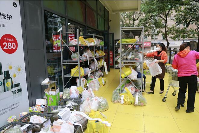 新世纪超市九龙广场店全部改为线上配送。重庆百货供图