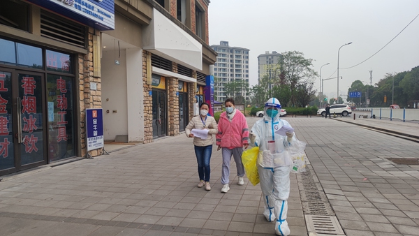 梁渝（左一）在去给密接者做核酸检测的路上。重庆市妇联供图