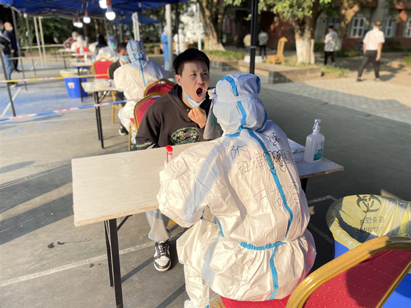 青年突击队员开展核酸检测工作。重庆大学附属江津医院供图