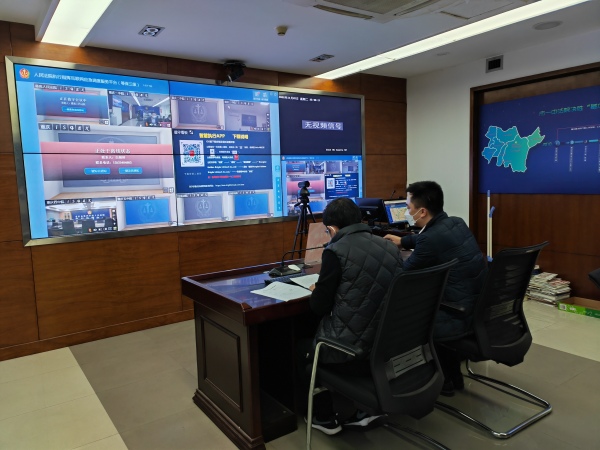 重庆市一中法院执行局陶旭东、王乃志在闭环期间利用执行指挥平台与异地法院沟通续封、解封工作。重庆市一中法院供图