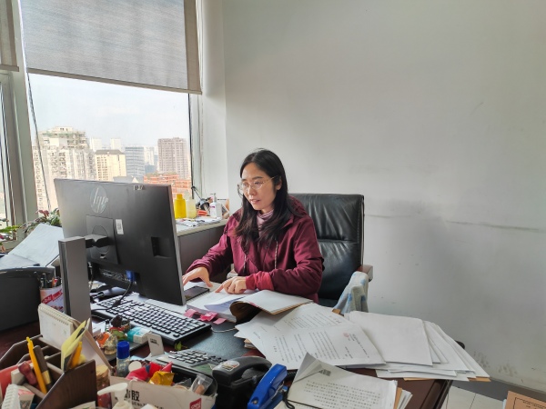 重庆市一中法院朱华惠主动申请到院闭环办理案件。重庆市一中法院供图