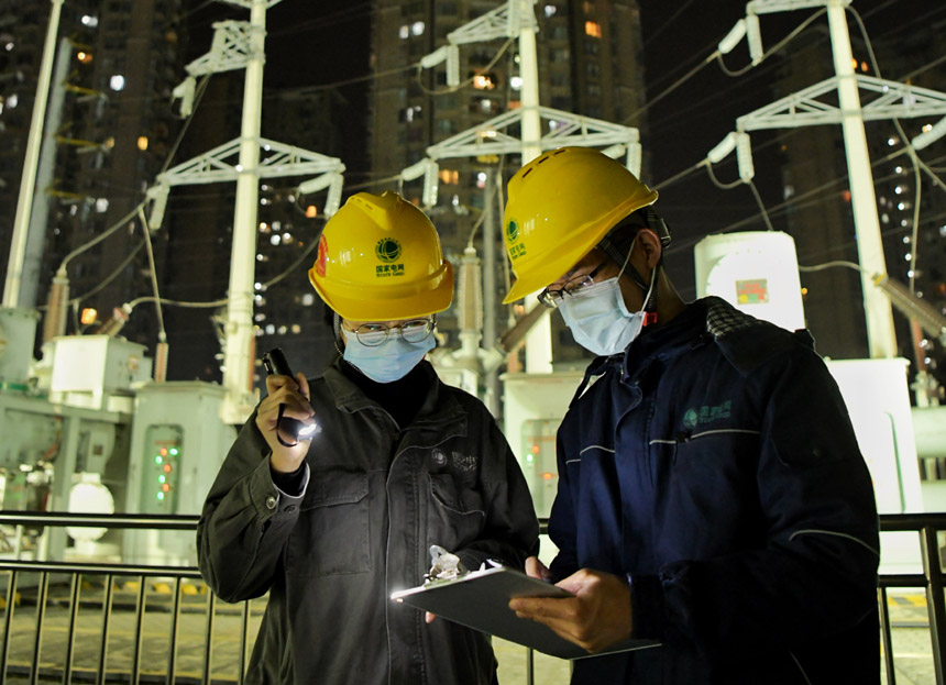 国网重庆市南供电公司工作人员夜间特巡，确保疫情期间电力设备安全稳定运行。郭旭摄