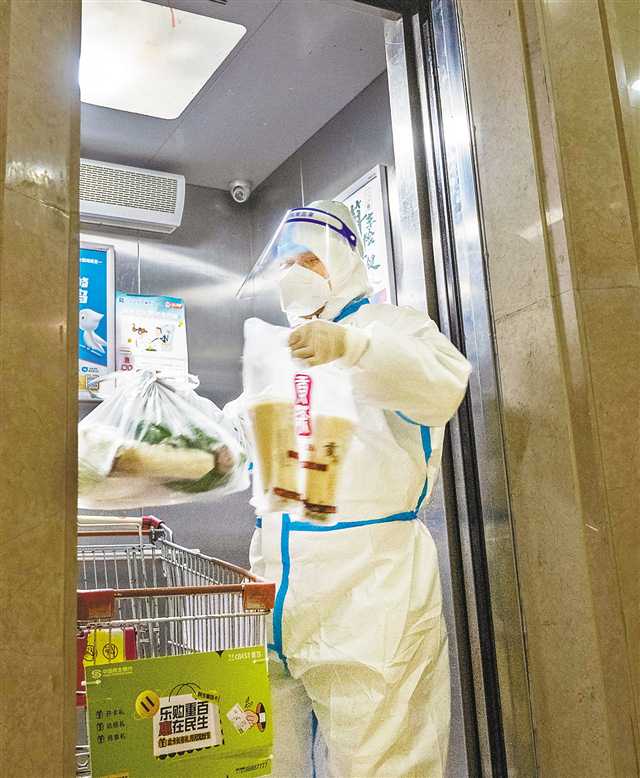 江北区香雪苑社区，志愿者为封控楼栋内的居民提供送菜上门服务。记者 张锦辉 摄/视觉重庆