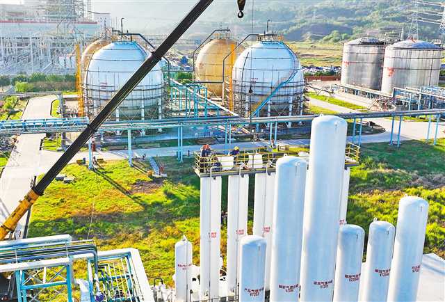 十一月二十八日，位于万盛经开区平山工业园区的东方希望集团万盛煤化公司，员工在进行技改施工，为完成全年生产任务冲刺。连日来，该工业园区实施闭环生产，员工在岗率达百分之九十八。特约摄影 曹永龙\视觉重庆