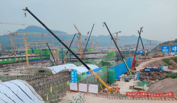 东站项目施工现场。南岸区融媒体中心供图