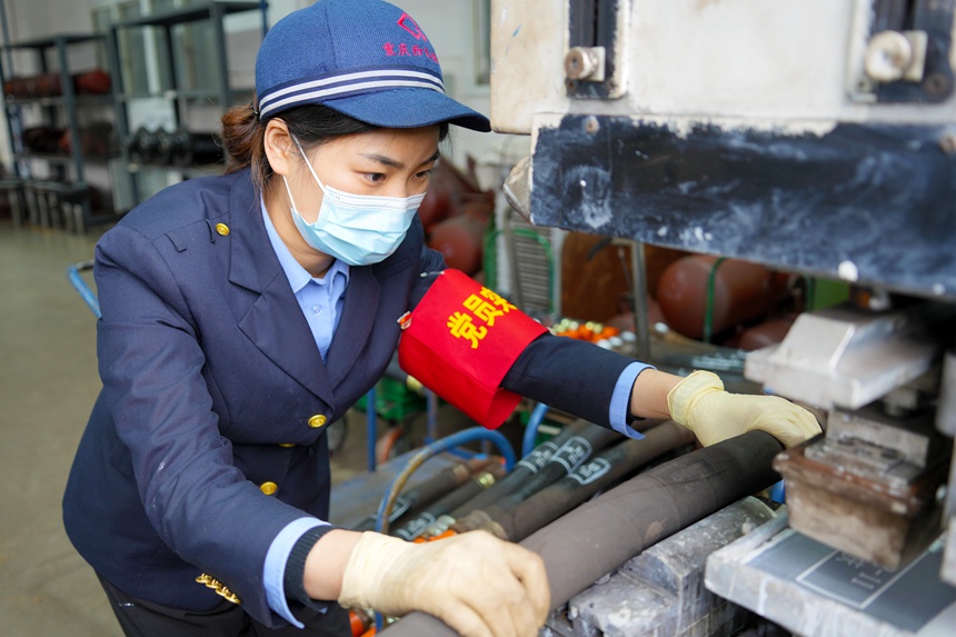 重慶西車輛段內制動鉗工正在進行制動軟管標記涂打作業。吳晉超攝