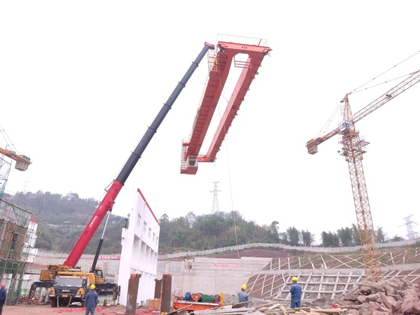 关坝铁路项目完成桁吊整体吊装。重庆交通开投集团供图