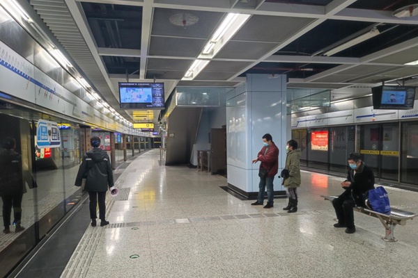 单轨3号线嘉州路站务安全员在站台接发列车。重庆交通开投集团供图
