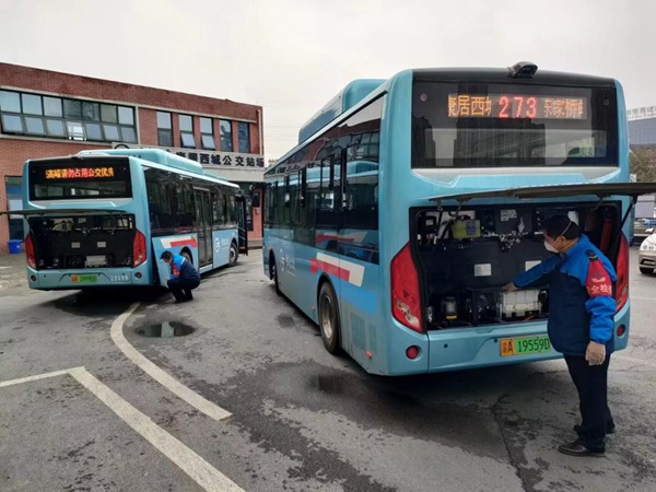 公交273路车长正在进行发车前的例保检查。重庆交通开投集团供图