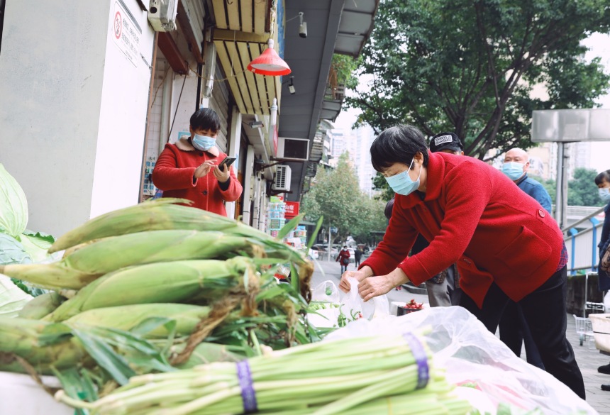 沙坪坝区覃家岗街道，市民正在选购蔬果。郭思云摄