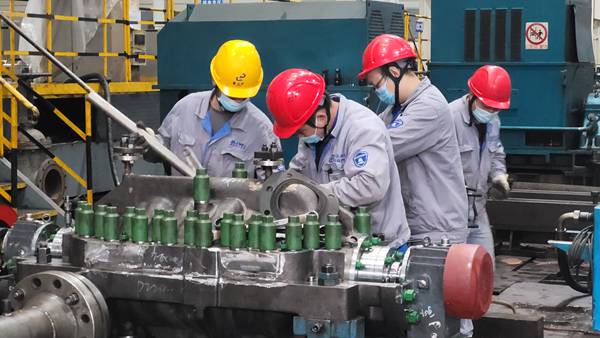 重庆水泵厂，工人正在加紧生产。沙坪坝区经济信息委供图