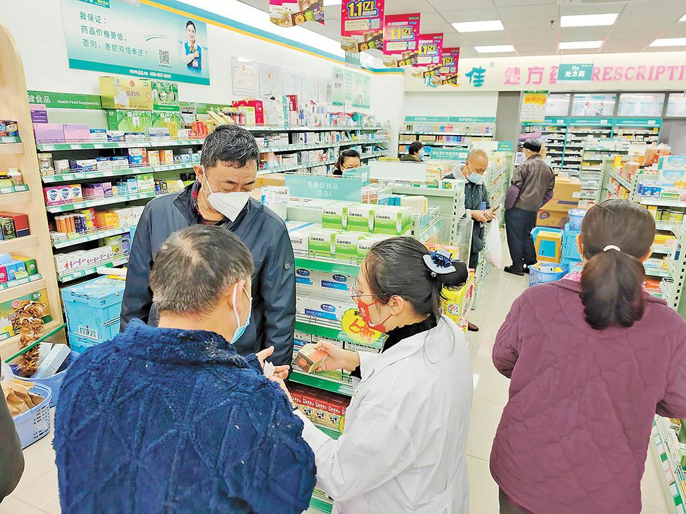 十二月二日，渝北区冉家坝，市民在药店里购买药品。记者 崔力 摄/视觉重庆