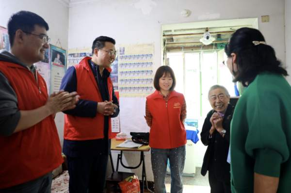 2022年5月20日，志愿者们看望社区老党员。重庆城投建设公司 供图