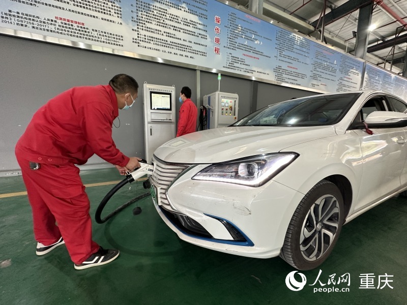 检测站工作人员对新能源汽车进行检测。人民网 刘政宁摄