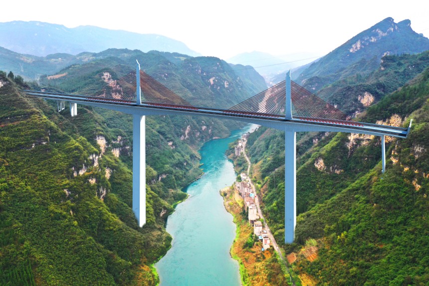 12月7日，渝湘复线高速磨寨乌江特大桥3号主墩封顶。