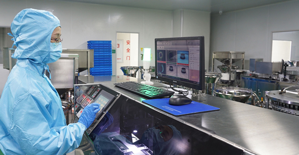 重庆首键药用包装材料有限公司技术人员在进行产品研发检测。涪陵区委组织部供图