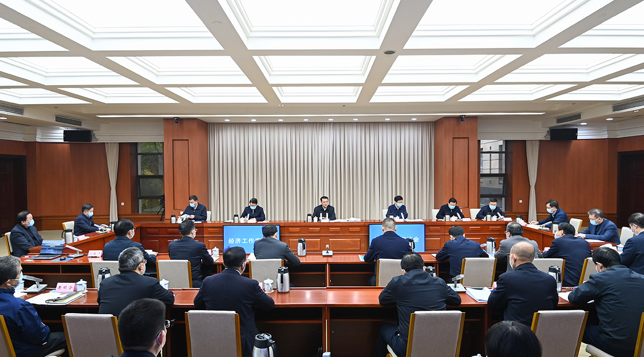 12月13日，市委书记袁家军主持召开经济工作座谈会。记者 苏思 摄/视觉重庆