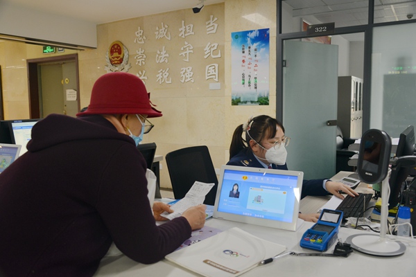 近日，在垫江县办税服务厅预约办税窗口，工作人员为纳税人办理涉税业务。方梅摄