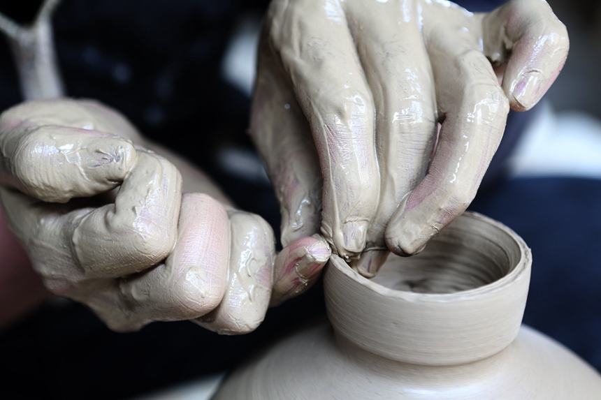 土陶技艺大师刘沛良在制作陶坯。杨敏摄