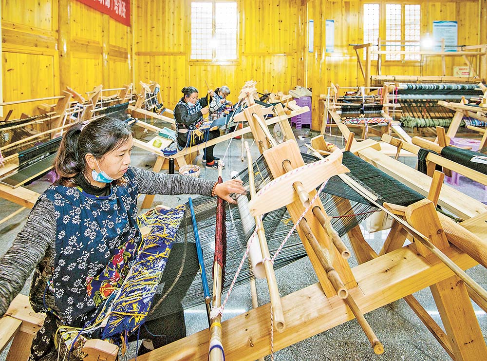 秀山土家族苗族自治县清溪场镇大寨村，土家织锦非遗工坊内，绣娘正在加紧生产土家织锦。（资料图片）记者 齐岚森 摄/视觉重庆