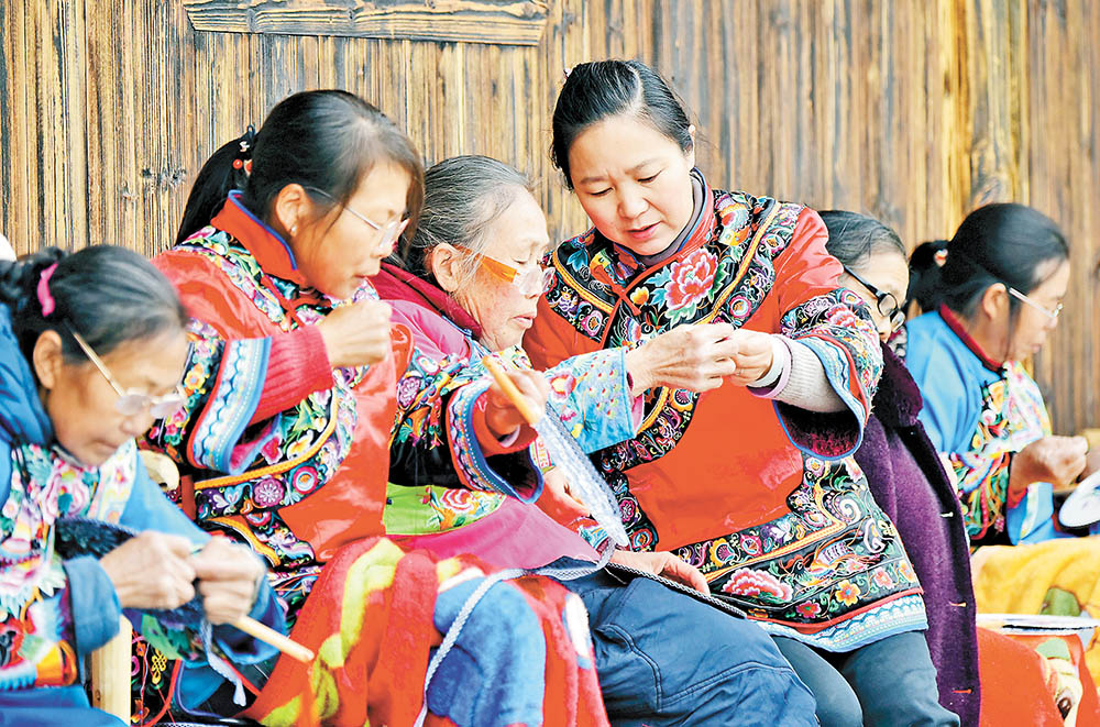 酉阳苗绣非遗工坊采取“公司＋农户”带动机制，免费为当地留守妇女培训技艺。通讯员 陈碧生 摄/视觉重庆