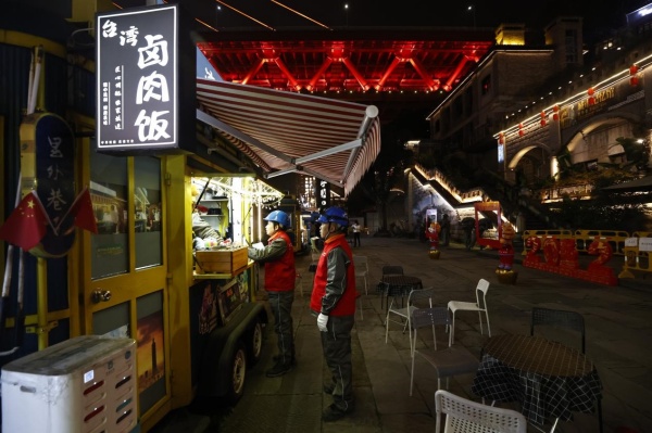 12月28日，国网重庆电力员工在龙门浩老街对商户开展节前安全用电检查。龚超摄