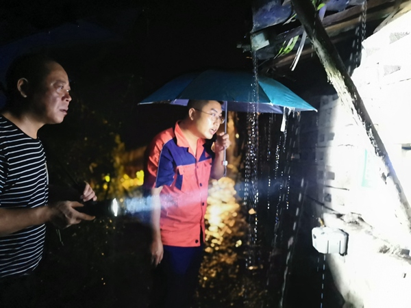 《深夜暴雨中的坚守》。8月8日22时，强降雨期间，南江地质队驻守地质队员会同涪陵区新妙镇相关单位工作人员连夜巡查地灾点。田正熙摄
