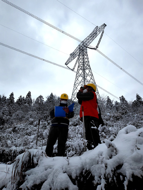 国网重庆电力员工对特高压输电线路覆冰情况进行观测和记录。牟伟摄