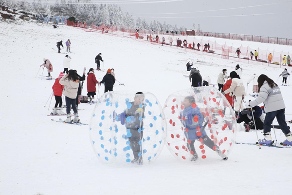 游客在雪地里畅快玩雪。武隆景区供图