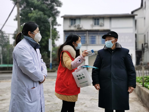 渝北区古路镇村干部给老人讲解安全用药知识。渝北区融媒体中心供图