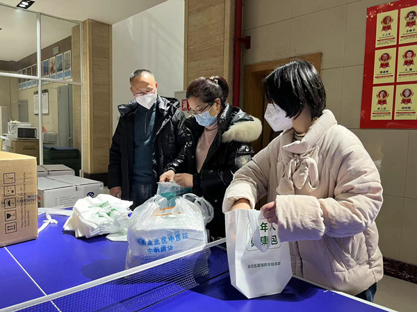 统景镇民社办工作人员分装“健康包”物资。王彦雪摄