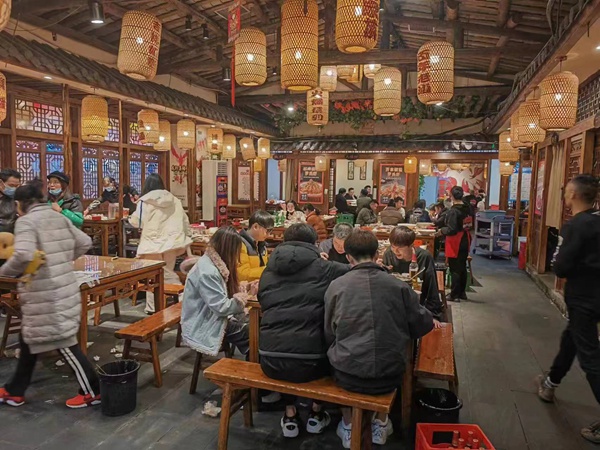 图为近日，位于重庆市江北区洋河中路的老甘家餐馆顾客基本坐满大厅。受访人供图