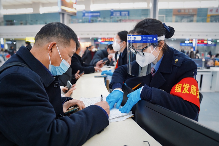 重庆北站“银发服务队”成员正在帮助旅客。汪亮摄