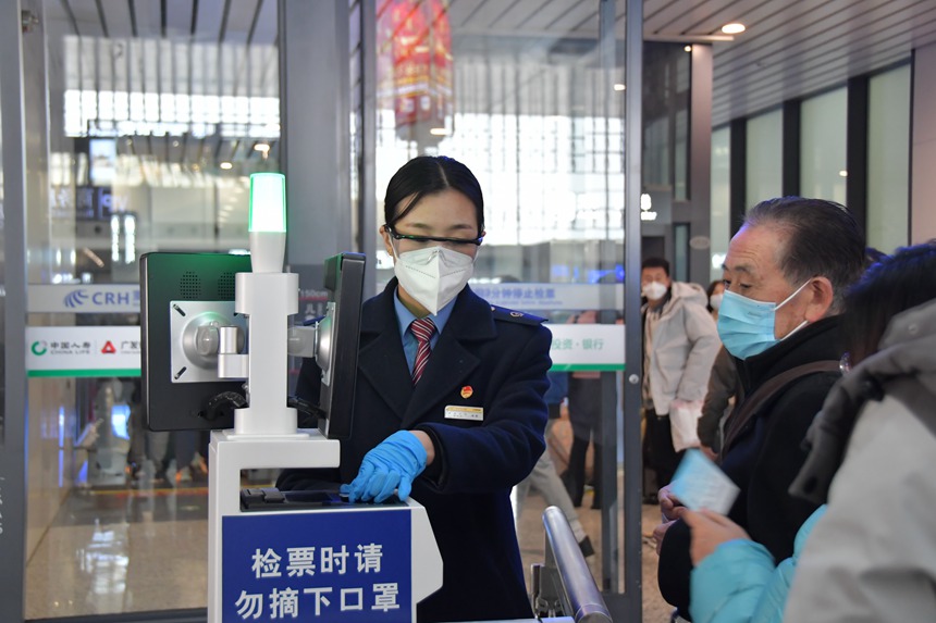重庆西站工作人员为旅客查验车票信息。魏伟摄