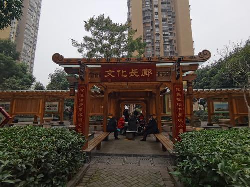安置小区的群众在文化长廊聊天。 记者 彭瑜 摄