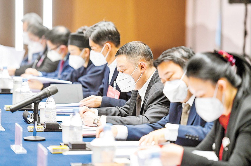 1月12日,市六届人大一次会议前夕,市人大代表仔细阅读相关文件。记者 齐岚森 摄/视觉重庆