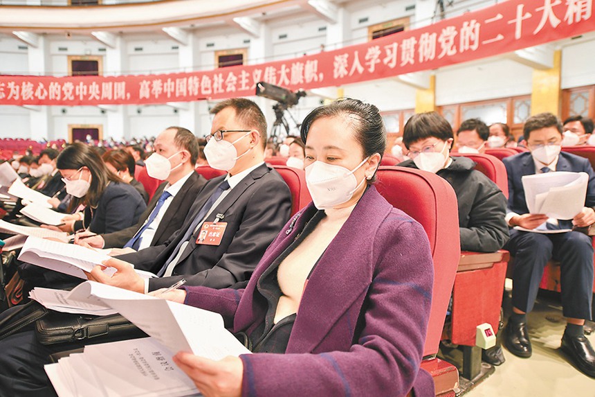 1月12日,市人民大礼堂,市政协委员认真听取报告。记者 谢智强 摄/视觉重庆
