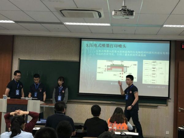 八中学子研究性学习答辩现场。重庆市第八中学校供图