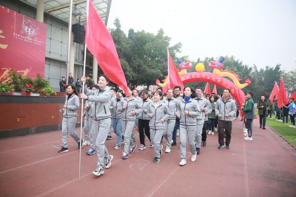 学校冬季长跑仪式。重庆市两江中学校供图