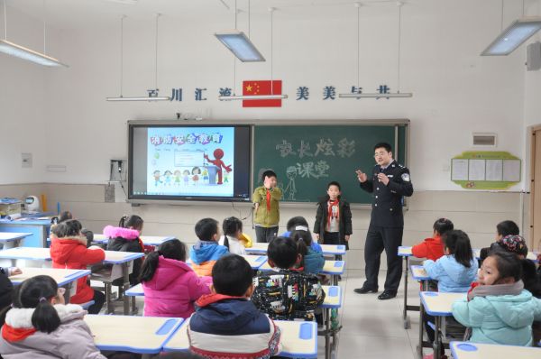 家长炫彩课堂。重庆市渝北区两江小学校供图