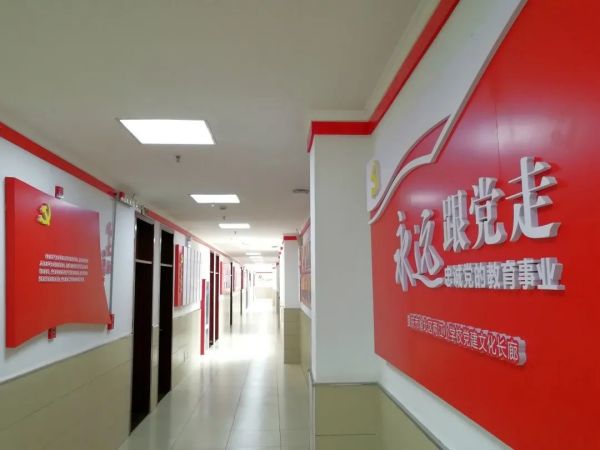 黨建文化長廊。重慶市渝北區兩江小學校供圖