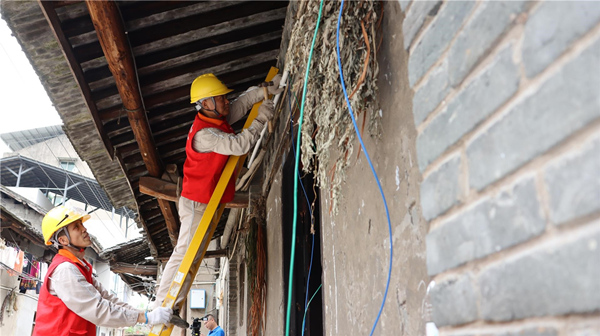 红岩志愿服务队为村民维护安装电线。姜家镇供图