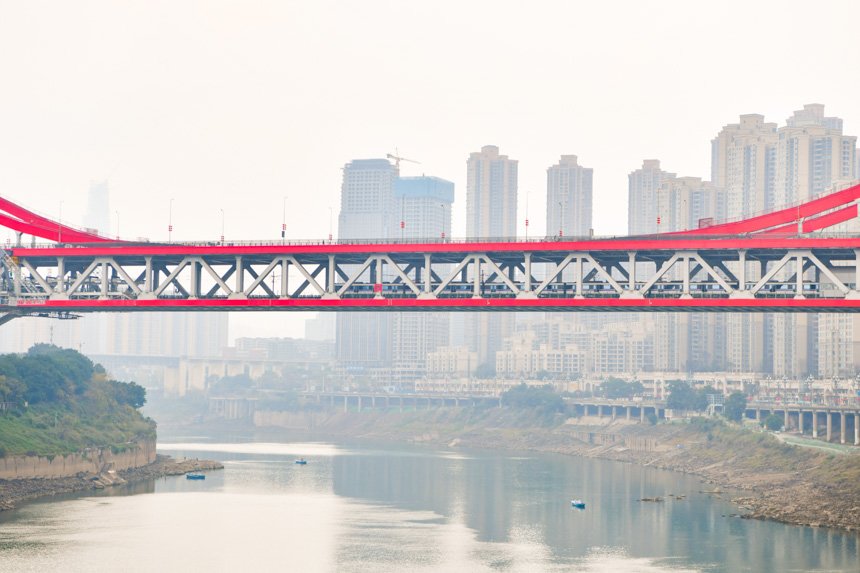 重庆轨道交通10号线列车在曾家岩大桥上行驶。邹乐摄