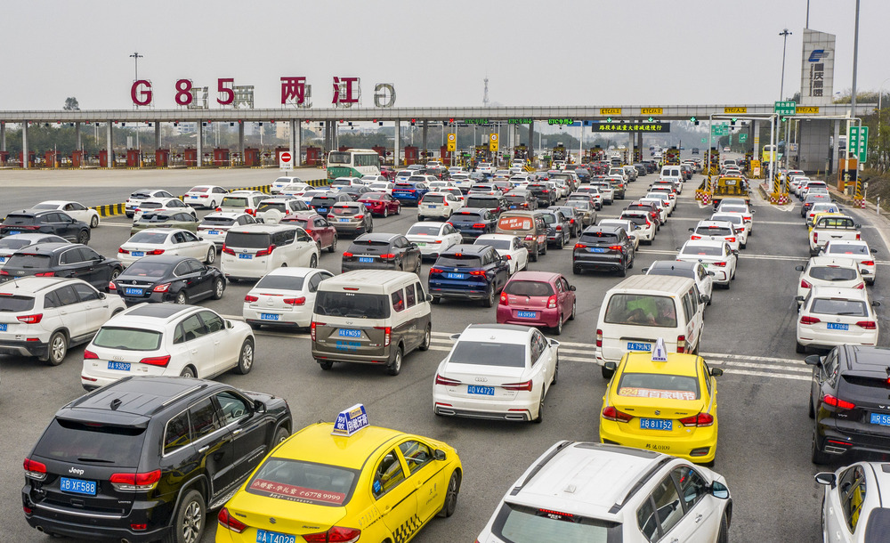 1月20日，G85两江收费站，车辆有序进入高速公路。首席记者 龙帆 摄/视觉重庆