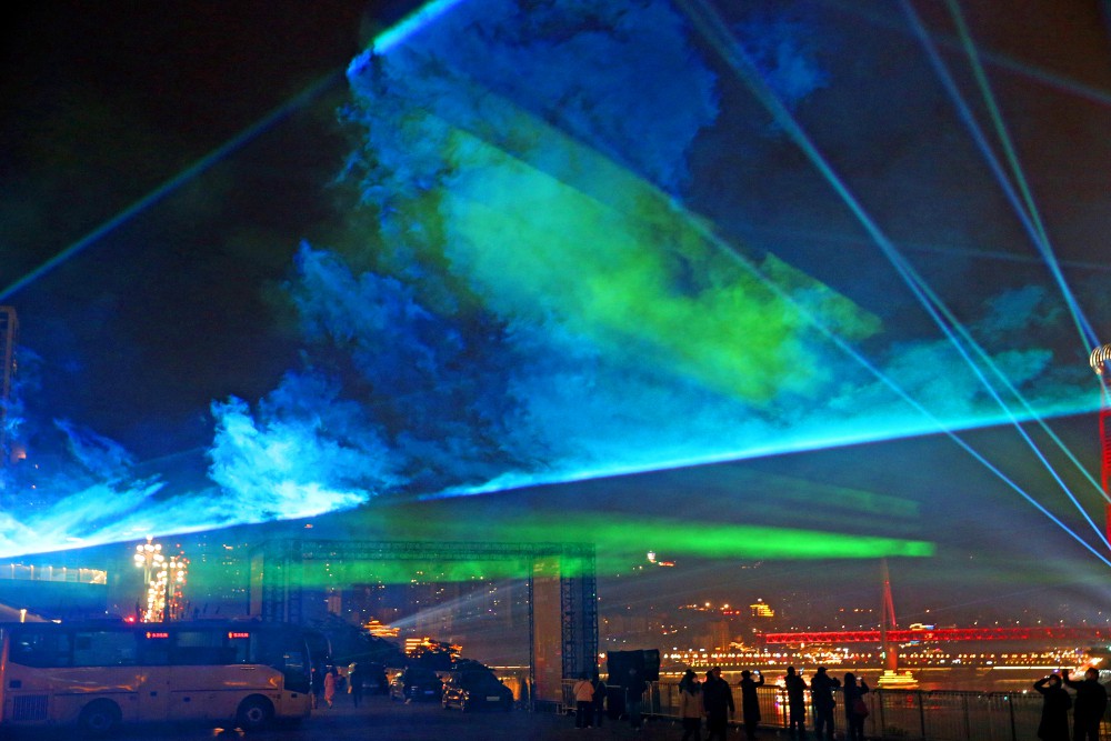 1月19日晚，南岸区长嘉汇，市民在观看灯光表演试灯。